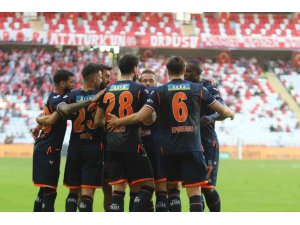 Süper Lig: FT Antalyaspor: 0 - Medipol Başakşehir FK: 1 (İlk yarı)