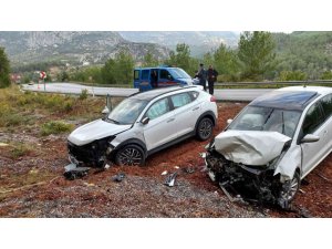 Antalya’da üç otomobilin karıştığı zincirleme kaza: 3 yaralı