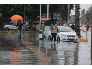 Meteorolojinin ‘sarı’ kodla uyardığı Antalya’da şiddetli yağmur etkili oluyor