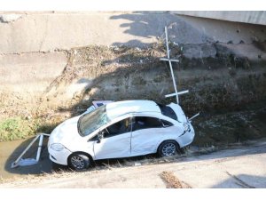 Otobüs ile çarpışan otomobil kanala uçtu: Vatandaşlar suda sürüklenen ruhsat için seferber oldu