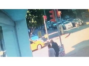 Antalya’da durağa vurduktan sonra şaha kalkarak araçların üzerine düşen otobüs kazası kamerada