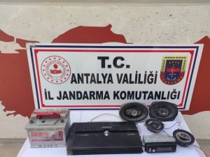 Finike’de otomobilden parçalar çalan şahıs yakalandı