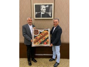 Uysal’dan Adana Büyükşehir Belediye Başkanı Karalar’a anlamlı hediye