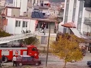 İtfaiye eri kediyi kurtarıp kendi düştü