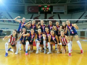 Antalyaspor Genç Kız Voleybol Takımı’ndan farklı galibiyet