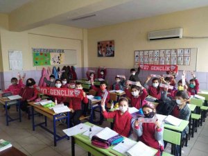Antalyaspor kırtasiye setleri Kepezli öğrencilere dağıtıldı