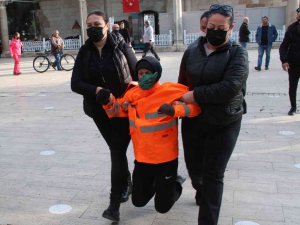 Camide uygunsuz hareketlerde bulunan Rus kadın, polis tarafından güçlükle çıkartıldı