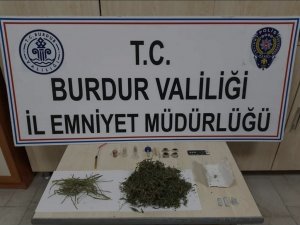 Uyuşturucu tacirinin üzerinden polis rozeti çıktı