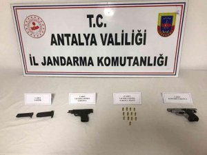 Yol kontrol noktasında durdurulan araçtan ateşli silah çıktı