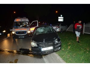 Aynı yönde seyir halindeki otomobillerin kazası demir bariyerlerde son buldu: 3 yaralı