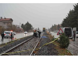 Demiryolundan karşıya geçmek isteyen kadına yük treni çarptı: 1 ölü