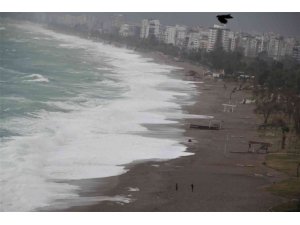 Meteoroloji’nin ‘turuncu’ kod ile uyardığı Antalya’da dev dalgalar sahili dövdü