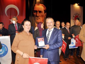 Türk Eğitim Sen’den emekli öğretmenlere plaket