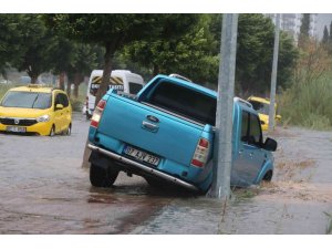 Antalya’da yollar dere yatağına döndü, araçlar mahsur kaldı