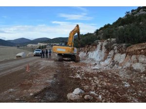 Korkuteli’nde yol yapım çalışması