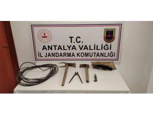 Kablo çalan şahsın üzerinde 5 gram kristal uyuşturucu maddesi ele geçirildi