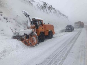 Antalya’da kar yağışı etkili oluyor