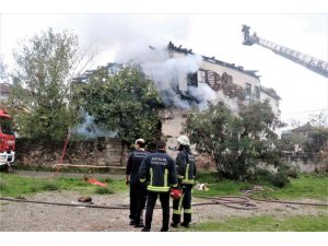 Asırlık metruk bina alev alev yandı, vatandaş isyan etti