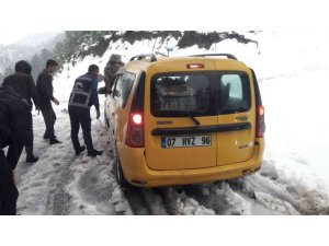 Kar sebebiyle kapanan yollarda zorlu mesai