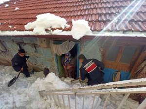 Kar nedeni ile evinde mahsur kalan kadının yardımına jandarma koştu