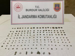 Jandarma durdurduğu araçta 175 parça tarihi eser buldu