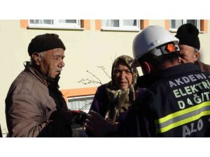 Isparta’da evi yanan yaşlı çift kendilerini sokağa zor attı