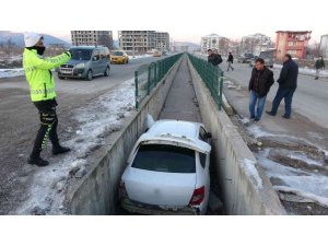 Araçla çarpışan otomobil sulama kanalına uçtu: 2 yaralı