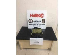 Yolcu otobüsündeki valizden 1 kilo 25 gram esrar çıktı