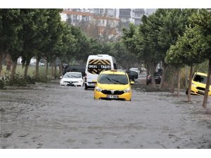 Meteoroloji’nin ‘kırmızı’ kodlu uyardığı Antalya’da 3 ilçede okullar tatil edildi