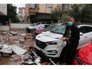 Antalya’da uçan çatı duvarı 4 aracın üzerine düşerek ortalığı savaş alanına çevirdi