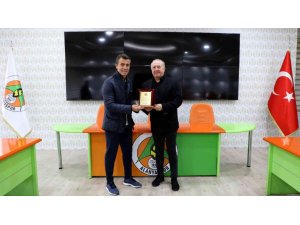 Alanyaspor ile yollarını ayıran Bülent Korkmaz’a plaket