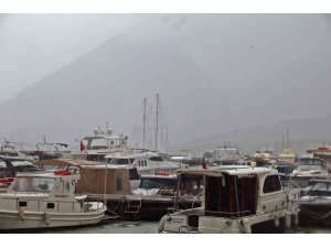 Antalya’da yağıştan dolayı iki tekne battı, balıkçılar ekmek teknelerinde nöbet tutmaya başladı