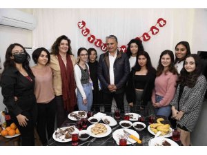 Başkan Uysal, kız öğrencilerin yeni yılını kutladı