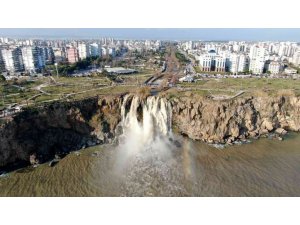 Dünyaca ünlü şelale fırtına sonrası adeta çamur çağladı, görenler fotoğraf yarışına girdi