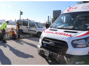 Vakaya giden ambulansla hafif ticari araç çarpıştı