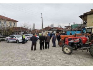 Traktör sürücülerine reflektör dağıtılarak önemi anlatıldı