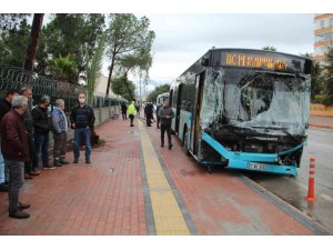 Freni patlayan şehiriçi yolcu otobüs kontrolden çıkıp  9 araca çarptı: 5 yaralı