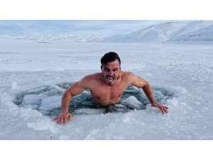 Çılgın fenomen buz tutan Van Gölü’ne daldı, hipotermi tehlikesi geçirdi