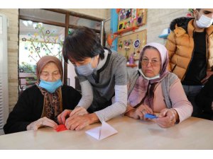 Japon öğretim üyesi Mavi Ev’de origami eğitimi verdi