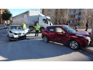 Kavşaktaki kaza sonrası araçtan kızını alıp kendini dışarı attı: 3 yaralı