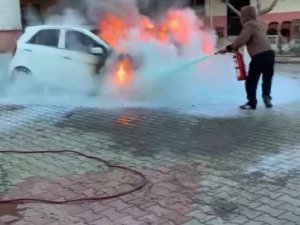 Antalya’da park halindeki iki otomobil çıkan yangında alev alev yandı
