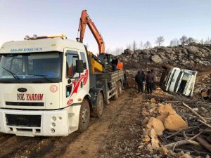 Yangın bölgesindeki tomrukları taşıyan kamyon devrildi