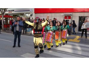 Yaya önceliğine dikkat çekmek için, yaya geçidinde folklor oynadılar