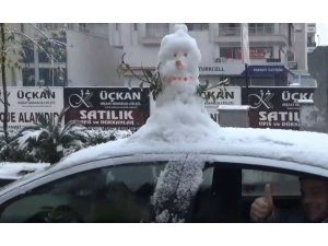 Antalya’da vatandaşlar aracın üzerinde kardan adam ile şehir turu attı