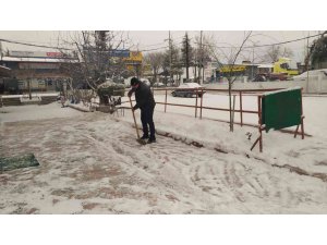 Antalya’nın Korkuteli ilçesinde kar kalınlığı 5 santimi buldu