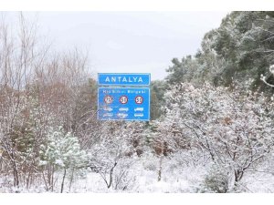 Antalya’nın merkezinde yıllar sonra kar sevinci, yüksek kesimlerinde mücadele