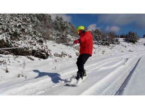 Turizmin gözdesi Kemer’de, bu kez snowboard keyfi