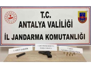 Araçta yapılan aramada ruhsatsız tabanca bulundu