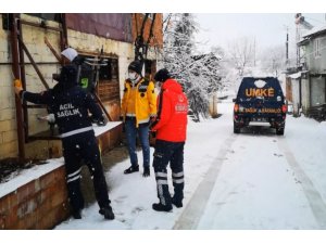 Kar Sebebiyle Ulaşıma Kapanan Köydeki Diyaliz Hastasının Yardımına Umke Yetişti