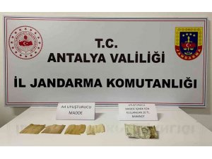 Yüzündeki maskeyle uyuşturucu taşırken yakalandı